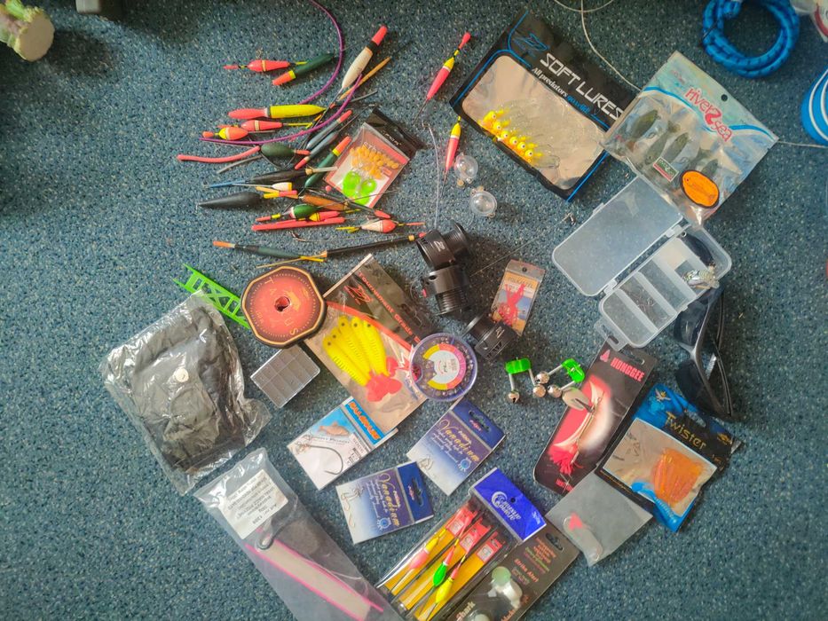 3 wędki plus 3 kołowrotki + dodatki