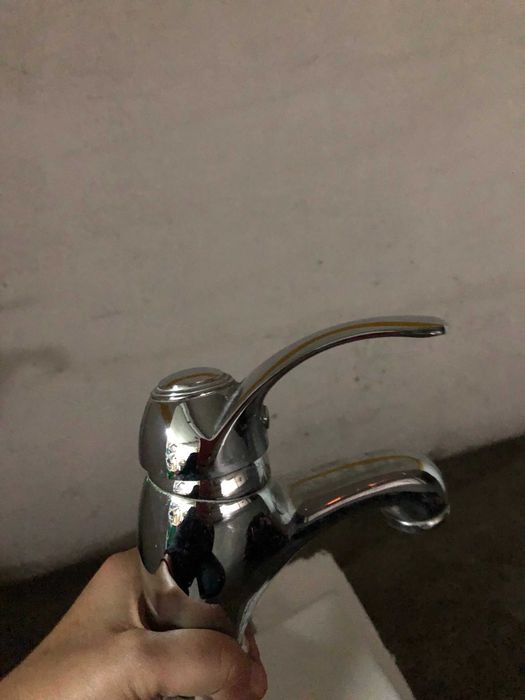 lavatório e torneira de casa de banho