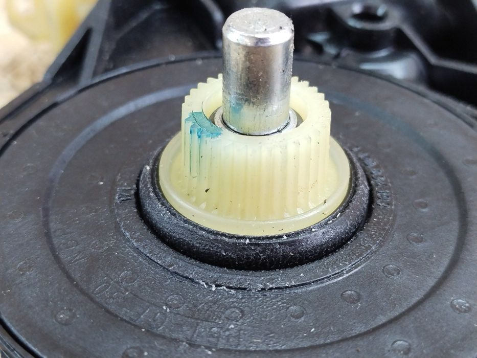 Buick Lacrosse II 09-16 Malibu Моторчик стеклоподъемника задний правый