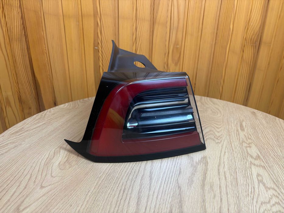 Фонар Tesla model 3/model Y Європа 4pin правий внутрі. та лівий зовні.