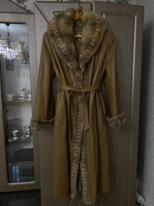 Пальто Натуральна шкіра, комір і рукава - норка. Виробник - Італія.