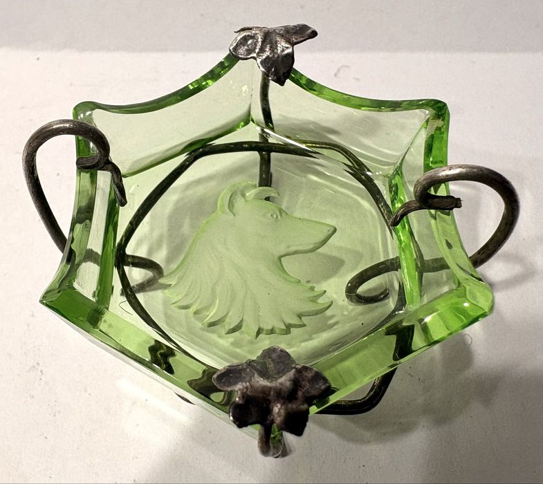 Raro e lindo pequeno antigo saleiro em vidro verde com intaglio de um cão e armação em prata Arte Nova