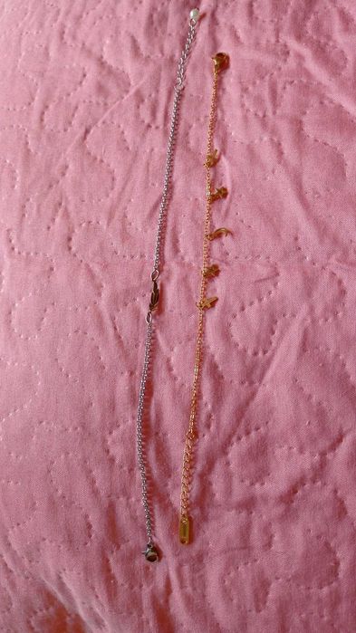 Peças de bijuteria feitas à mão