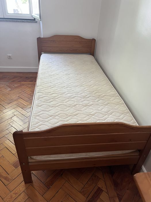 Cama de madeira maçica e cómoda