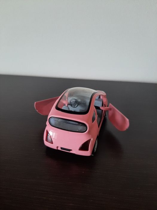 Różowe zabawkowe autko samochodzik z napędem