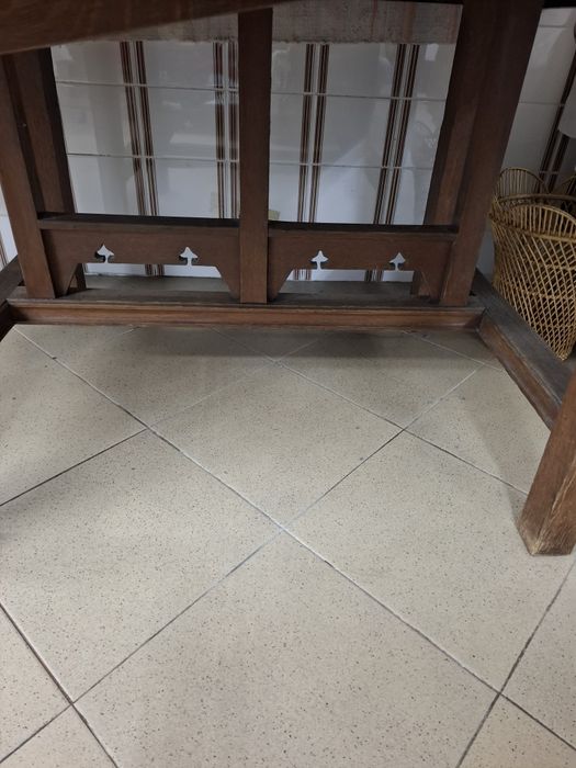 Mesa em castanho extensível e com rodas