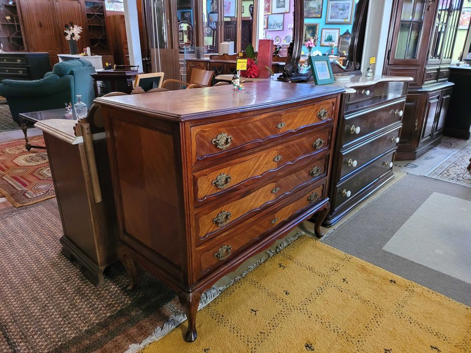 Cómoda antiga estilo Queen Anne - Bom estado geral