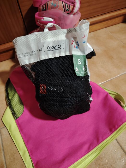 Patins em linha rosa e branco da deeply com protetores
