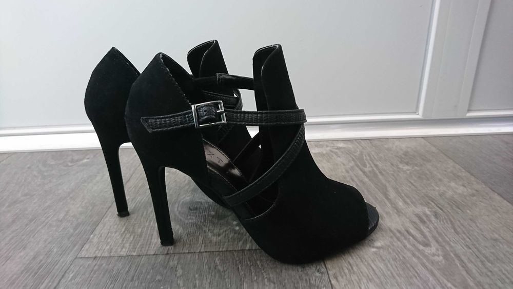 Босоніжки,ботильони Некст 36 розмір,з відкритим носком та вирізами