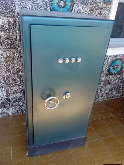 Vendo este cofre muito bonito bom estado com código com chave