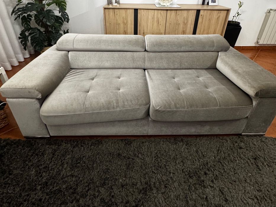 Sala de estar Com sofás, cadeirões, espelho, quadro e carpetes