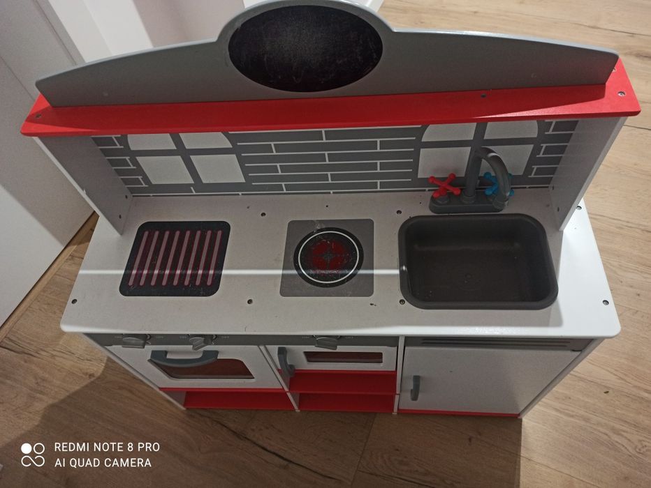 Drewniana kuchnia i restauracja 2w1