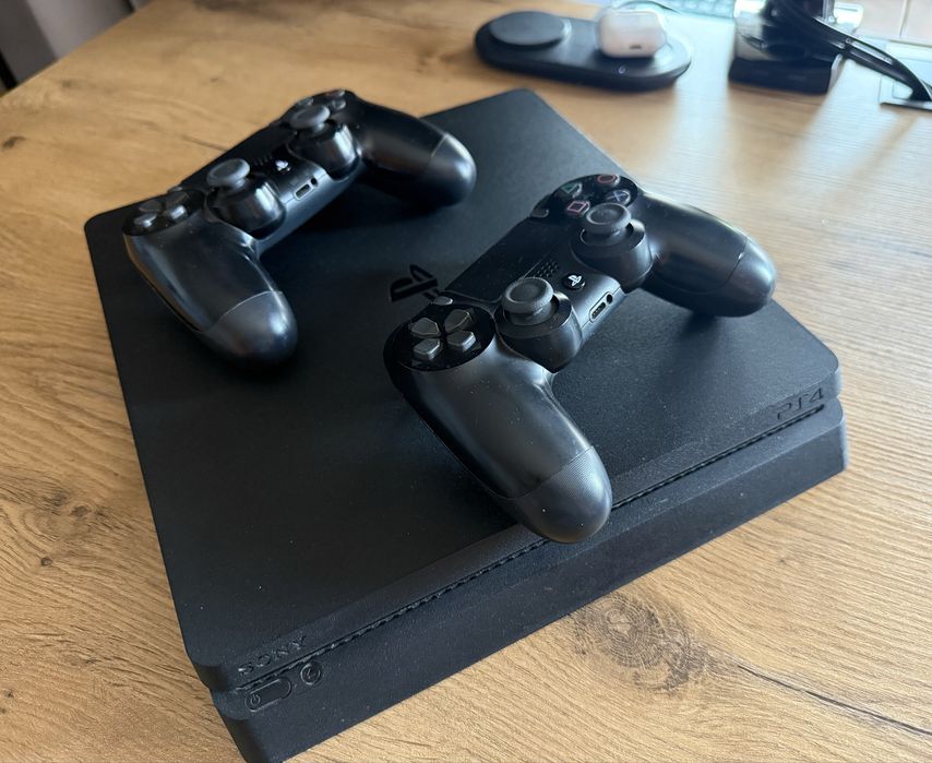 Playstation 4 slim z dwoma padami