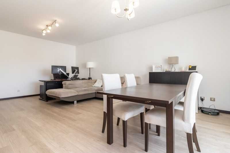 Mesa de Jantar extensível, com cadeiras.