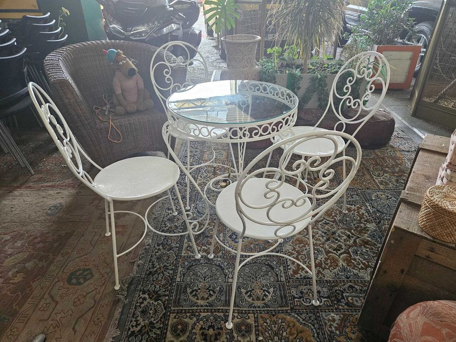 Conjunto de jardim com mesa em ferro tampo em vidro e quatro cadeiras