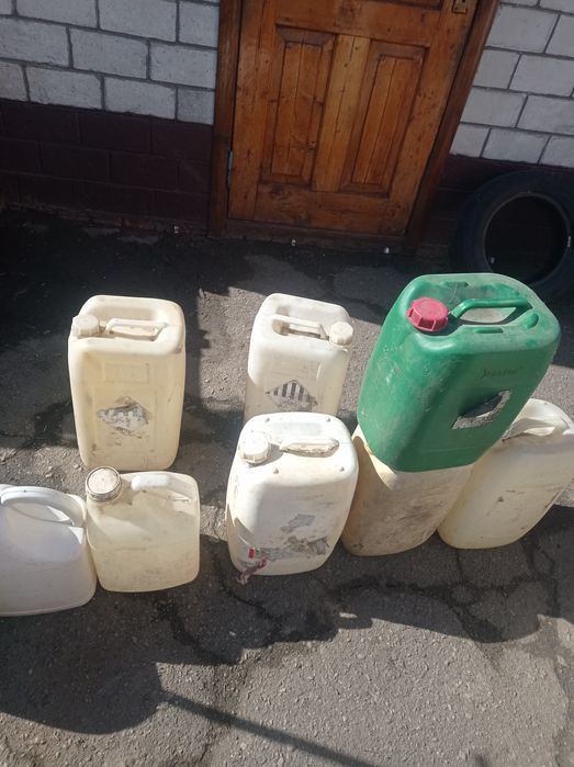 Продам пластиковые канистры 20 литров.