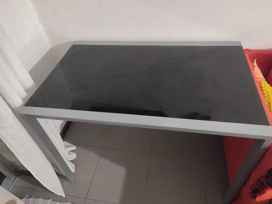 Mesa em vidro e 4 cadeiras