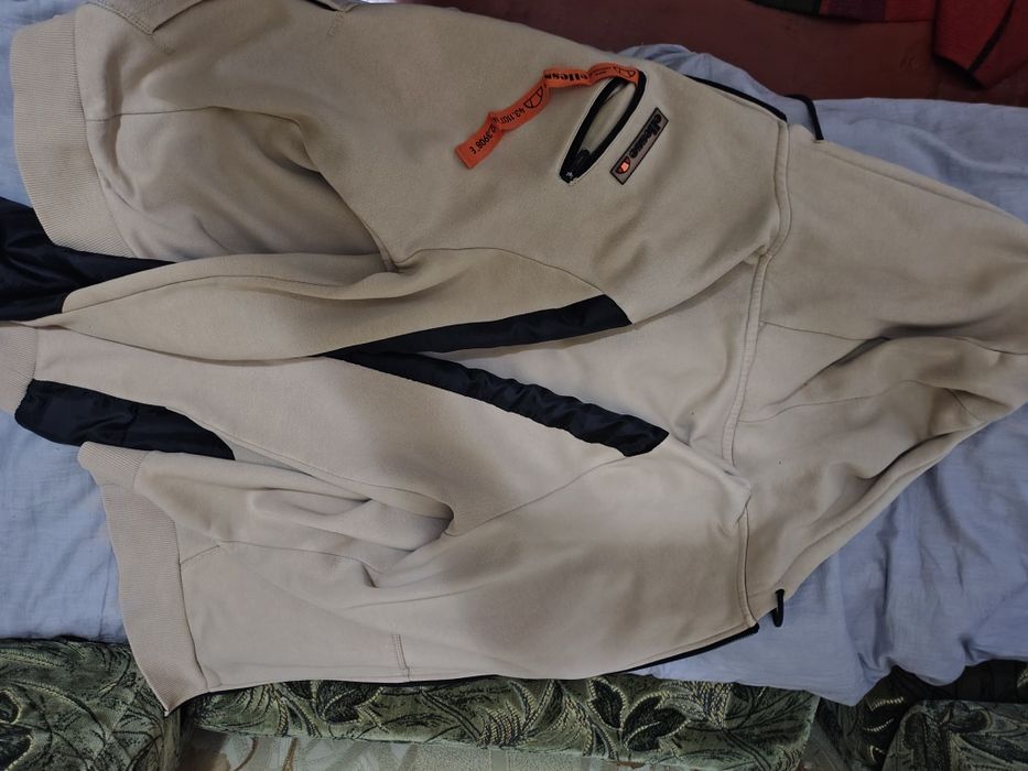 Продам оригинальную кофту Ellesse