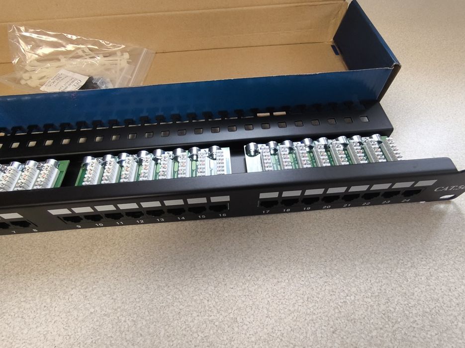 Patch panel RACK 19'' NEKU kat.5e 24p UTP wys. 1U