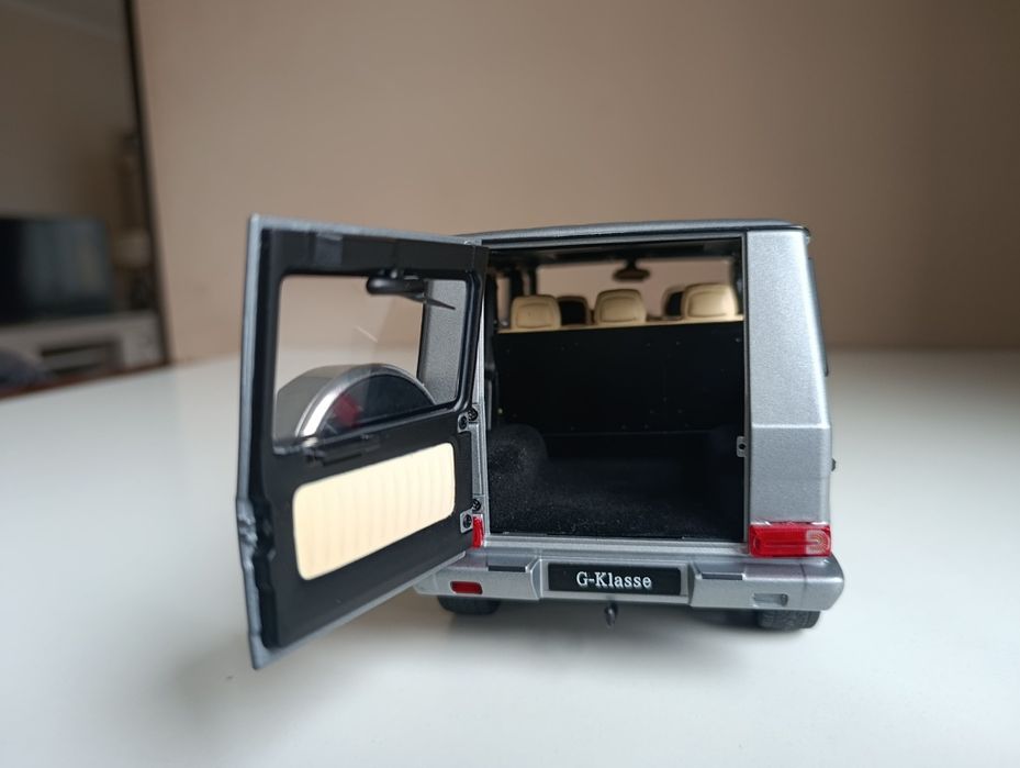 Модель 1/18  Mercedes Benz