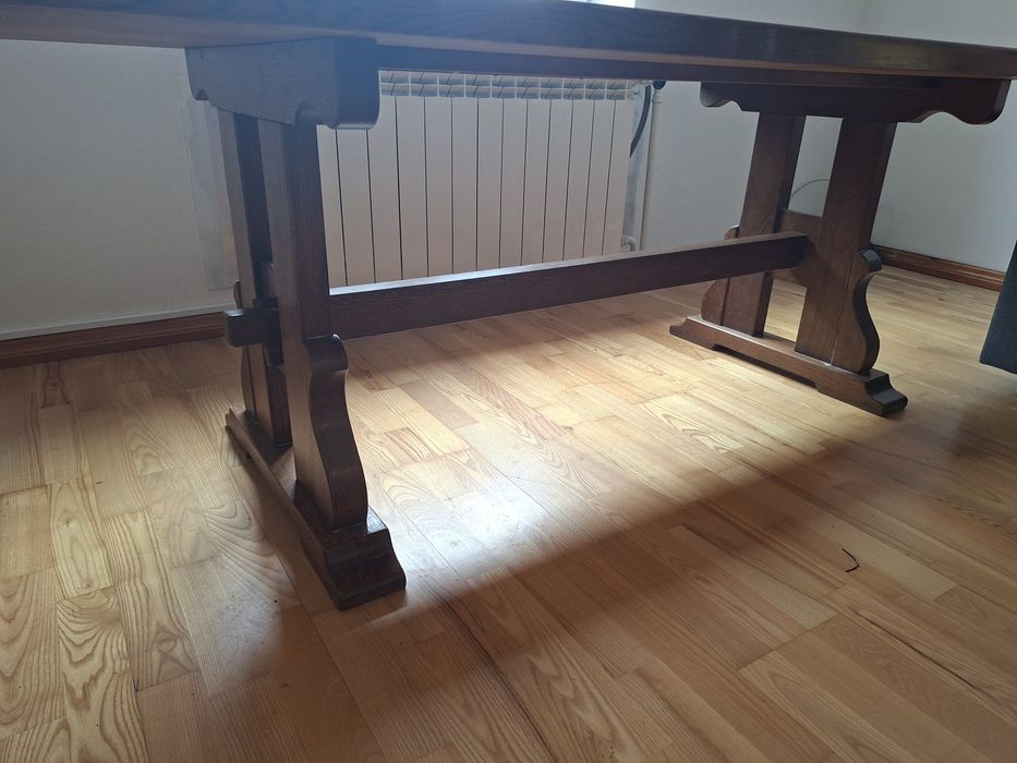 Stół dębowy idealny do salonu