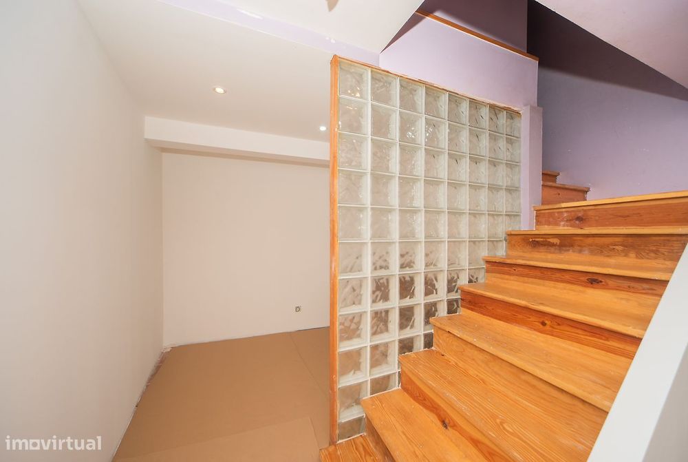Apartamento T2+1 com cave e espaços adicionais na Tv. Nazaré, Lisboa