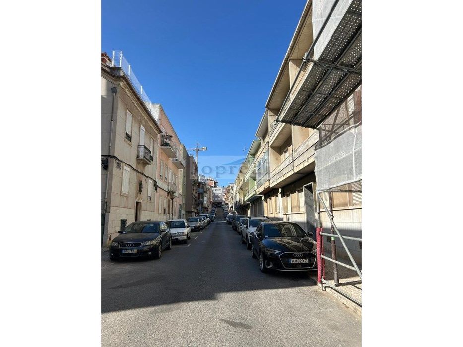Apartamento T3 resultado da união de 2 apartamento