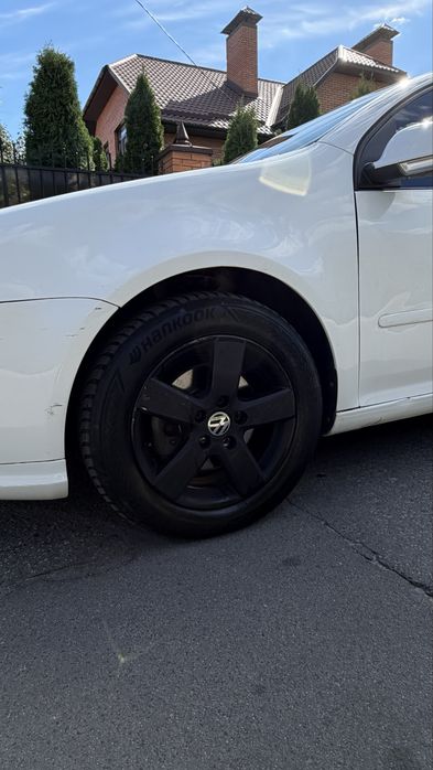 Продаю Volkswagen Golf 1.4 TSI з механічною коробкою передач та турбованим бензиновим двигуном.