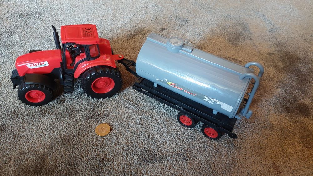 Traktor z przyczepą beczką