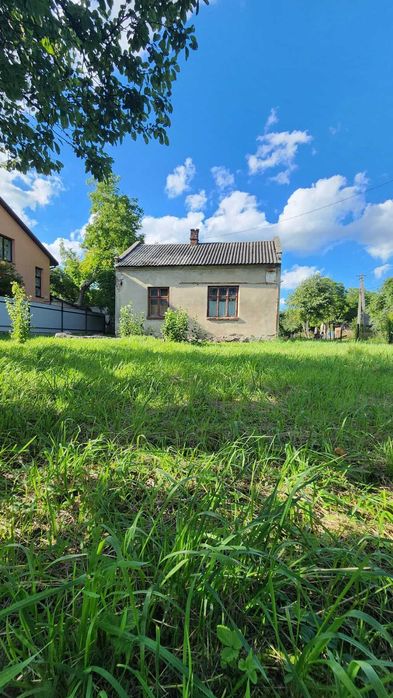 Продаж ділянки 10 сот  з будинком у Львові
