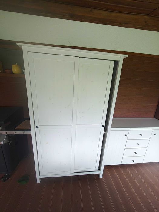 Biała szafa ikea