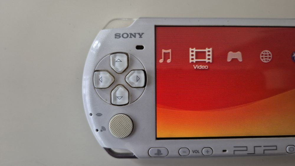 PSP 3004 Slim & Lite Branca c/Carregador e Cartão