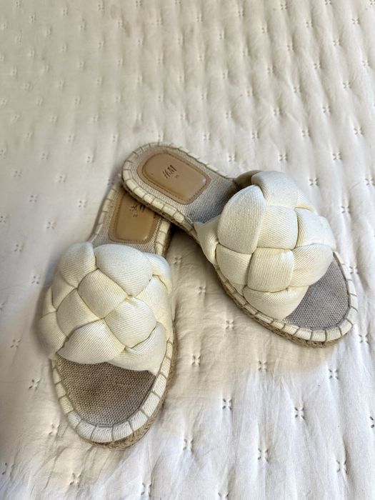 Chinelo cor creme com sola malhada