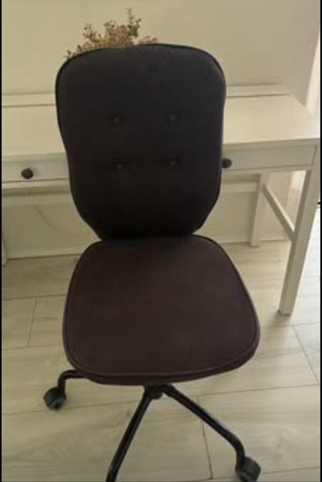 Cadeira IKEA com capa do encosto e do assento removíveis