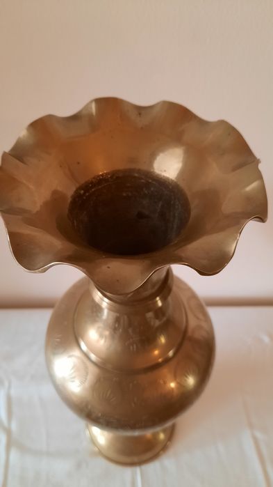 Jarra de latão trabalhado