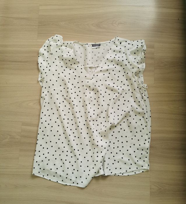 Bluzka damska w kropki.