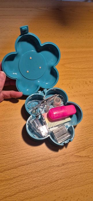 Estojo em forma de flor com material de escritório incluído