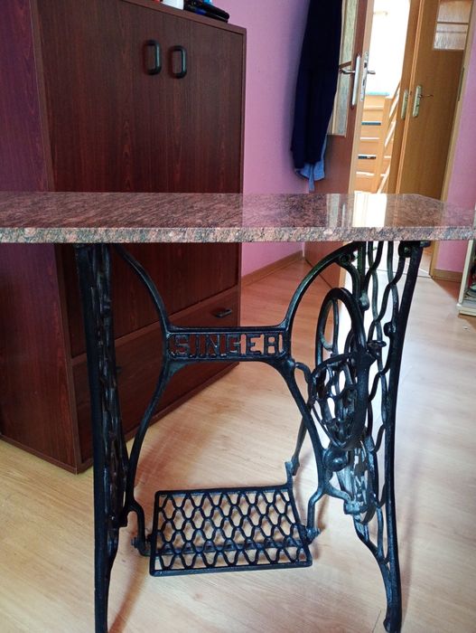 Stolik z maszyny do szycia i marmuru