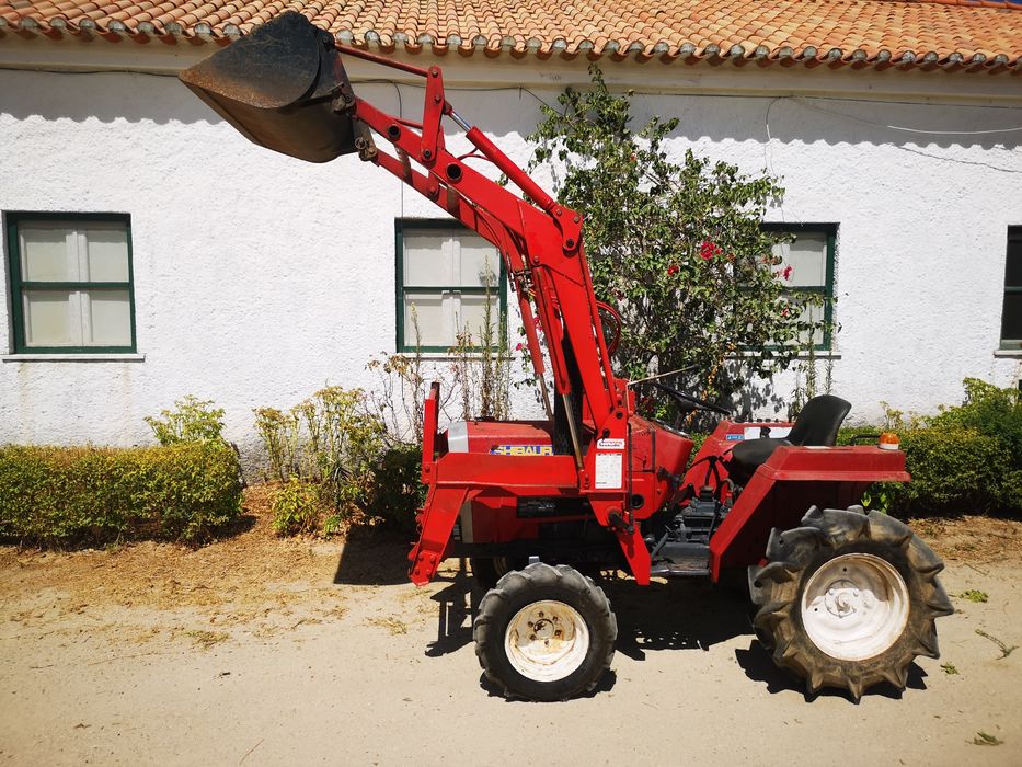 Trator 4x4 com frontal de efeito duplo e paralelogramo.