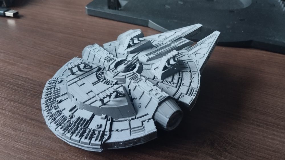Nave space 1999 Millennium Falcon