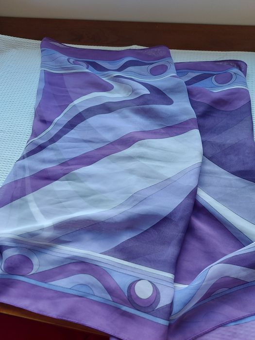 Echarpe com vários tons de Roxo e Lilás.