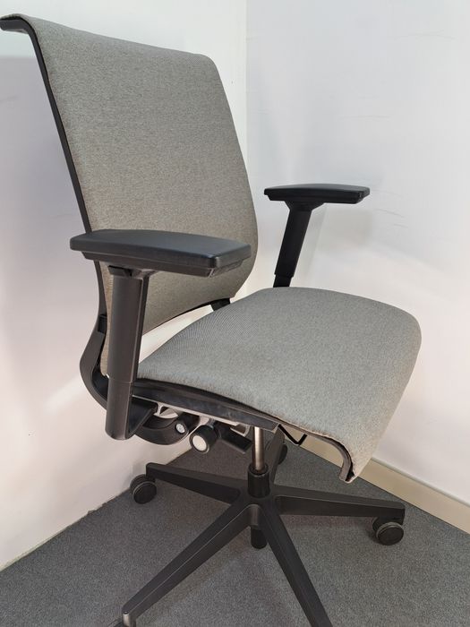 Fotel biurowy obrotowy Steelcase Think  szary.