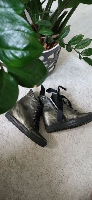 Buty snakersy 38 skóra naturalna srebrny stalowy stan bdb