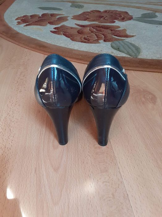 Buty na obcasie skóra NOWE