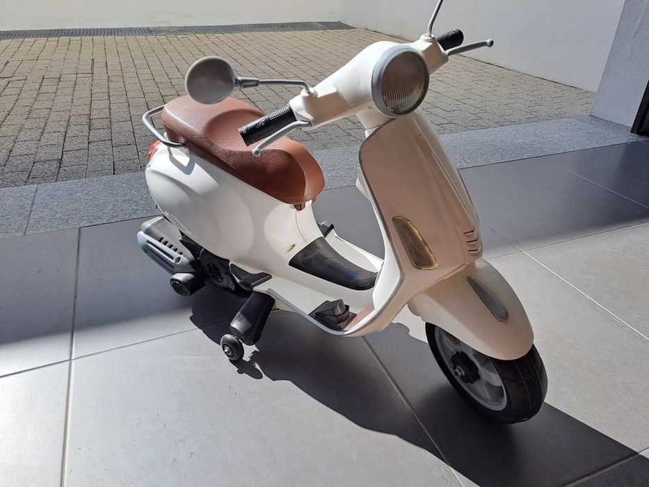 Vespa Eléctrica Criança