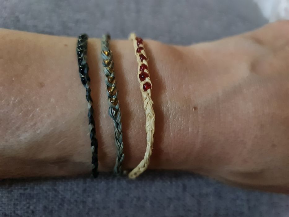 Trzy słomiane bransoletki, idealne na lato