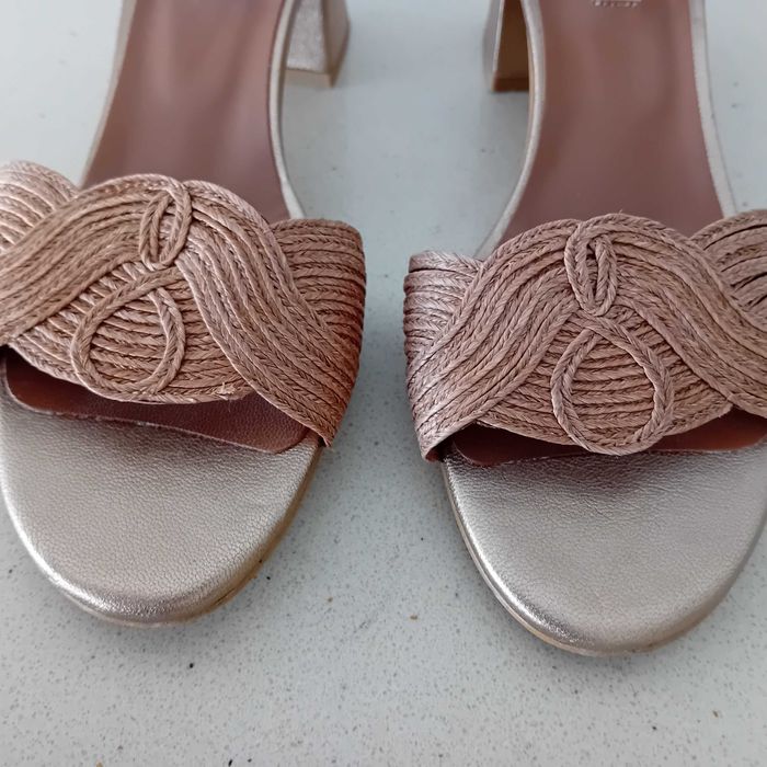 Sandálias senhora douradas da Zilian, nº 39, com salto de 6,3 cm.