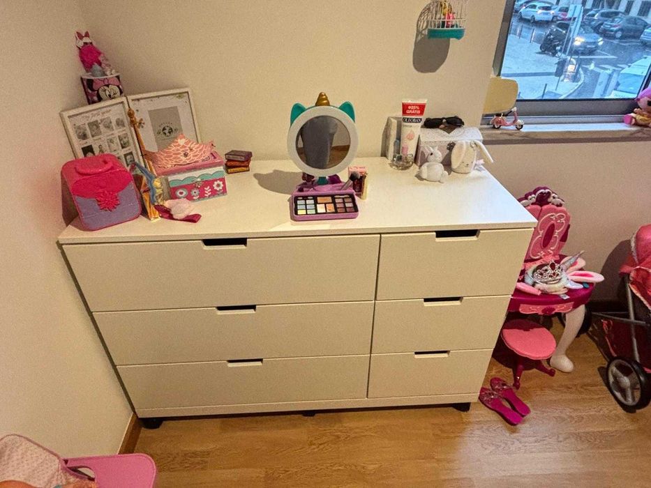 Cómoda / Móvel de quarto branco com 6 gavetas e rodinhas – Impecável