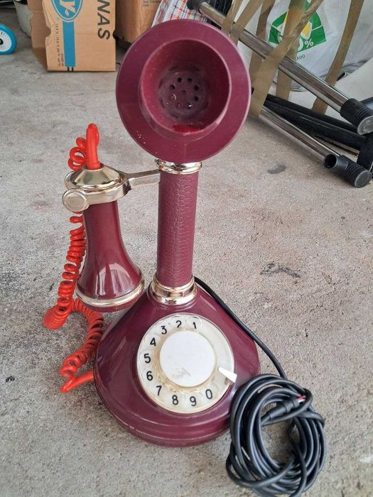 Telefone vintage antigo em estilo clássico,