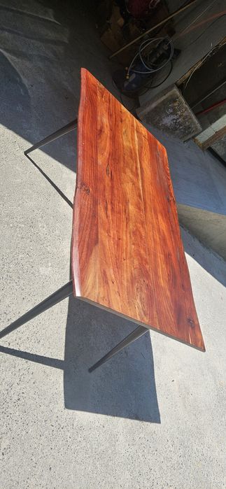 Mesa  em madeira maciça